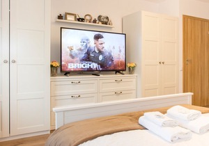 BRIGHT DECO CENTRAL FLAT WITH BALCONY & NETFLIX | NEAR METRO & AMENITIES