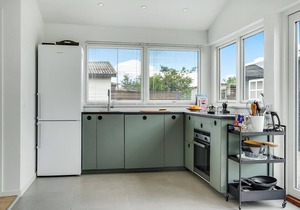 Bright, family-friendly cottage with wood-burning stove, located only 100 to the sandy beach.