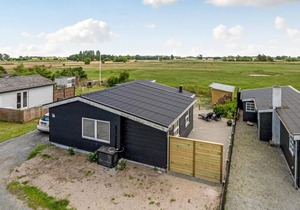 Bright, family-friendly cottage with wood-burning stove, located only 100 to the sandy beach.