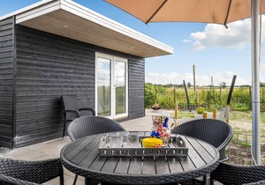 Bright, family-friendly cottage with wood-burning stove, located only 100 to the sandy beach.