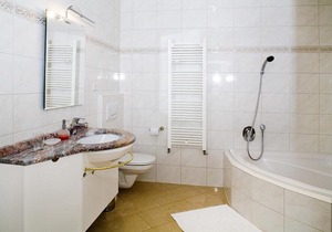 Bright Holiday Apartment “Ferienwohnung Bregenz 8 Top 1” in Central Location Close to Lake Constance with Wi-Fi, Terrace & Garden