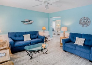 Bright house with pool, steps to Point of Rocks Beach & mins to Siesta Key Beach