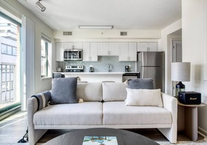 Bright Logan Circle 1BR w/Gym, W/D & Pool, walk to bars, by Blueground