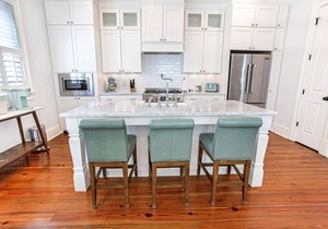 Bright, Luxurious Executive Rental Near Forsyth w/Parking by Lucky Savannah