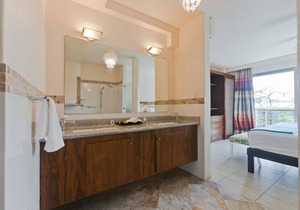 Bright Modern Condo with balcony overlooking 5th Ave. 4 minute walk to the beach