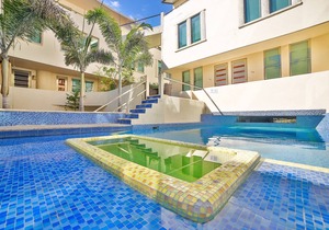Bright Modern Condo with balcony overlooking 5th Ave. 4 minute walk to the beach