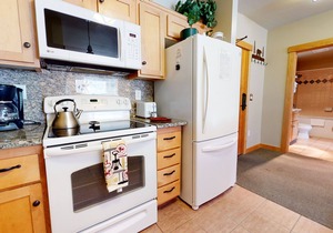 Bright, Spacious, Mtn Modern! Quiet Location near Biking Trails, Pool On-site
