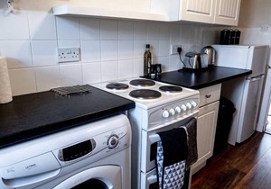 ☆Bright, Spacious West-End Flat, Near University☆