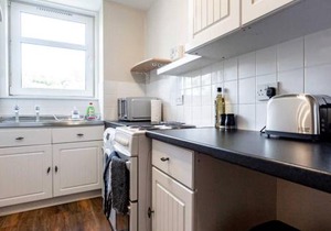 Bright, Spacious West-End Flat, Near University