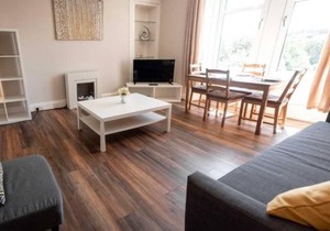 Bright, Spacious West-End Flat, Near University