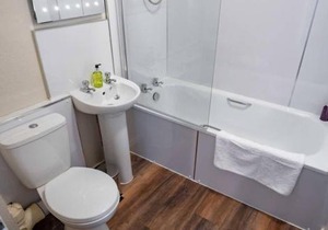 Bright, Spacious West-End Flat, Near University
