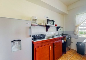 Bright studio w/complimentary bikes, kitchen, picnic area, WiFi & partial AC