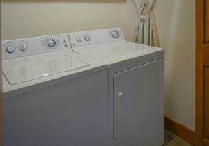 Bright townhome with a private hot tub, gas fireplace, and free WiFi