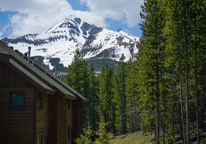 Bright townhome with a private hot tub, gas fireplace, and free WiFi