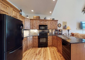 Bright townhome with a private hot tub, gas fireplace, and free WiFi