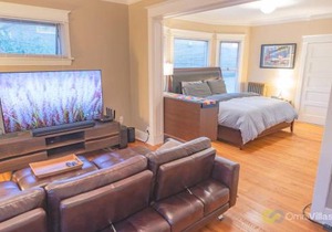 Bright vintage Apt in the heart of Seattle