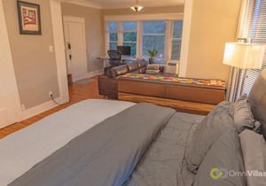 Bright vintage Apt in the heart of Seattle