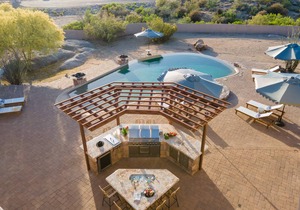 Bronco by AvantStay Incredible Views w/ Pool, Hot Tub, Outdoor Kitchen, Game Room & Movie Room!