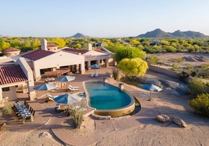 Bronco by AvantStay Incredible Views w/ Pool, Hot Tub, Outdoor Kitchen, Game Room & Movie Room!