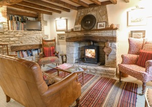 BROOKLANDS, romantic, character holiday cottage in Chedworth