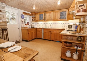 BROOKLANDS, romantic, character holiday cottage in Chedworth