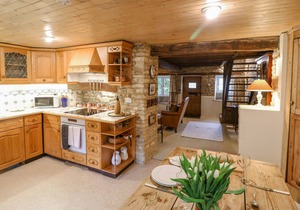 BROOKLANDS, romantic, character holiday cottage in Chedworth