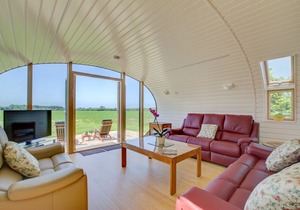 Bumble Barn - Three Bedroom House, Sleeps 6