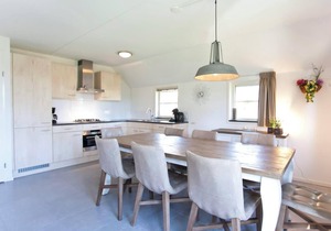 Bungalow with 4 bedrooms and a terrace