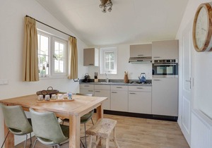Bungalow with a terrace at Bedafse Bergen