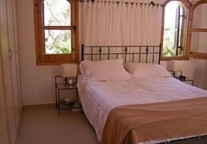 Bungalow With Pool, Mountain And Sea Views, AC, secure WIFI. 10 meter pool.