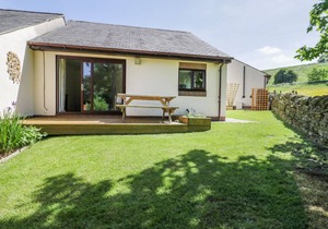BUTTERCUP COTTAGE, pet friendly, with a garden in Allendale