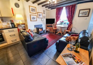 BWTHYN GER AFON (RIVERPLACE COTTAGE), pet friendly in Tanygrisiau