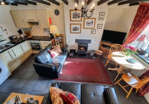 BWTHYN GER AFON (RIVERPLACE COTTAGE), pet friendly in Tanygrisiau