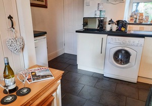 BWTHYN GER AFON (RIVERPLACE COTTAGE), pet friendly in Tanygrisiau
