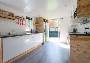 BY THE BEACH, pet friendly, with open fire in Seaton, Cornwall
