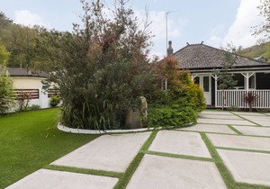 BY THE BEACH, pet friendly, with open fire in Seaton, Cornwall