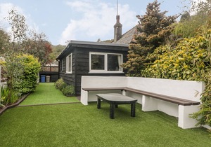 BY THE BEACH, pet friendly, with open fire in Seaton, Cornwall