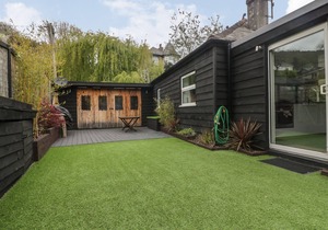 BY THE BEACH, pet friendly, with open fire in Seaton, Cornwall