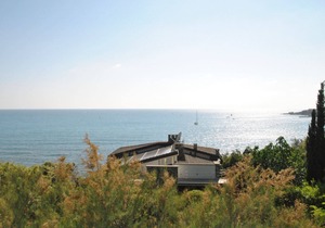 C.I.R. N. 049017LTN0578 - In vacation residence on the sea, with swimming pool, apartment on 2 leve