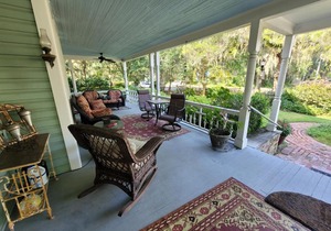 Camellia Rose Inn- Luxury King Room Briar Rose