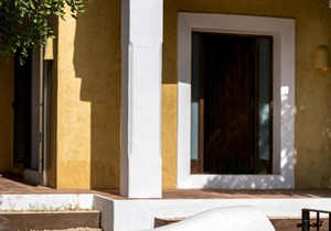 CAN NOVES - Detached, central and peaceful villa
