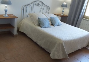 Cante Grillet en provence au pied du Luberon LACOSTE (84480) Chambre NAIS