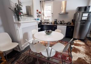 Cap Hill One-level Loft-style 2 Bedroom , FREE Parking, Blocks to Capitol