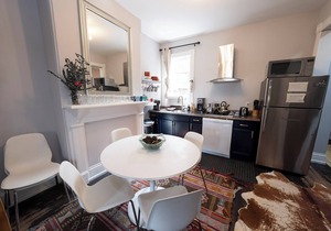 Cap Hill One-level Loft-style 2 Bedroom , FREE Parking, Blocks to Capitol