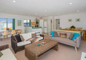Captain's Cabin - Cooks Beach Holiday Home