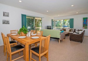Captain's Cabin - Cooks Beach Holiday Home