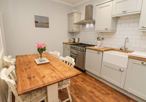 CAPTAINS COTTAGE, pet friendly, character holiday cottage in Whitby