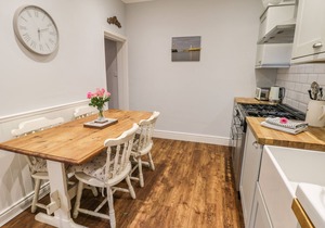 CAPTAINS COTTAGE, pet friendly, character holiday cottage in Whitby