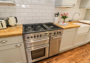 CAPTAINS COTTAGE, pet friendly, character holiday cottage in Whitby