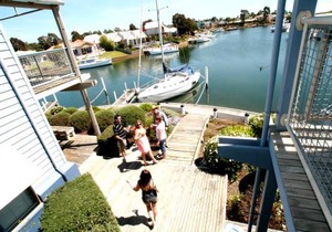 Captains Cove Resort - Absolute Waterfront Apartments